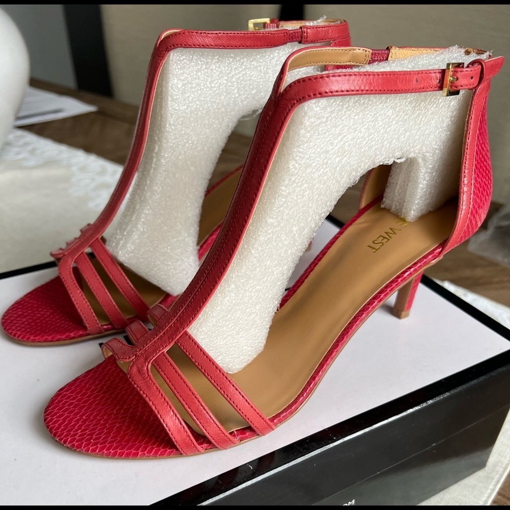 Nine West Gohome leather heels. Coral color, size 9